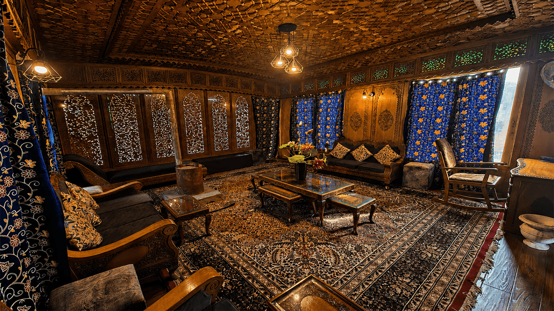 Houseboat lobby lounge